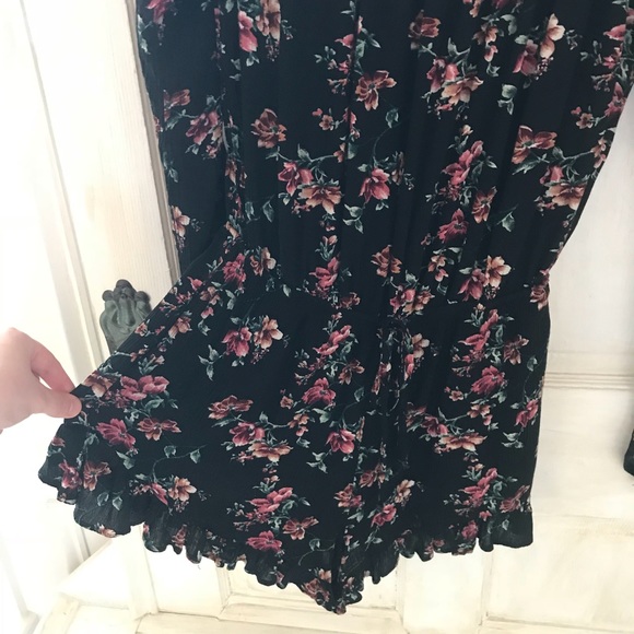 Boho Black floral romper 🌻 - Picture 3 of 6